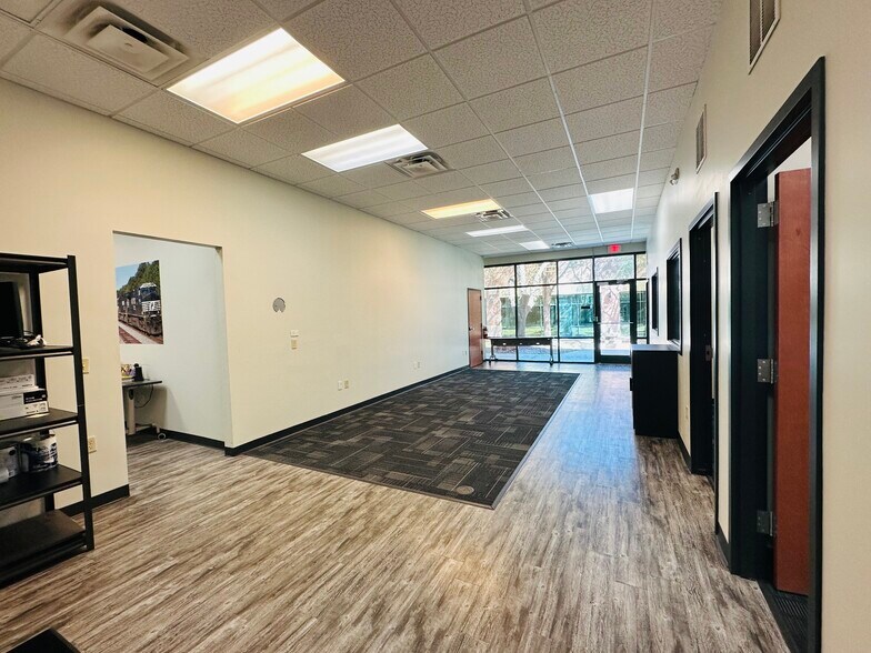 More Photos Of 12276 San Jose Blvd, Jacksonville Coworking Space
