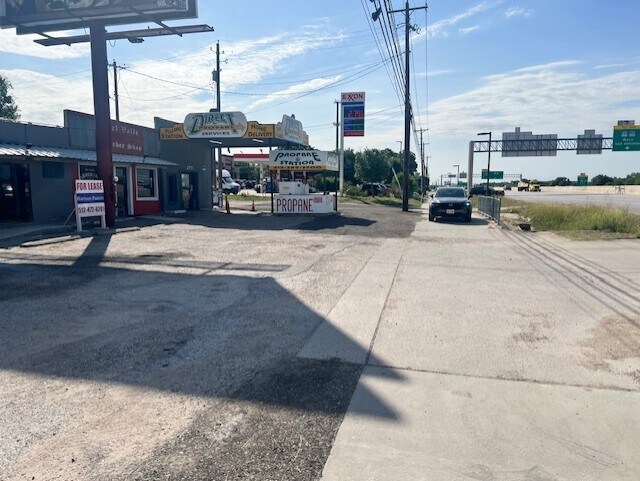 More Photos Of 2765-2771 E Tx-71, Del Valle General Retail For Lease