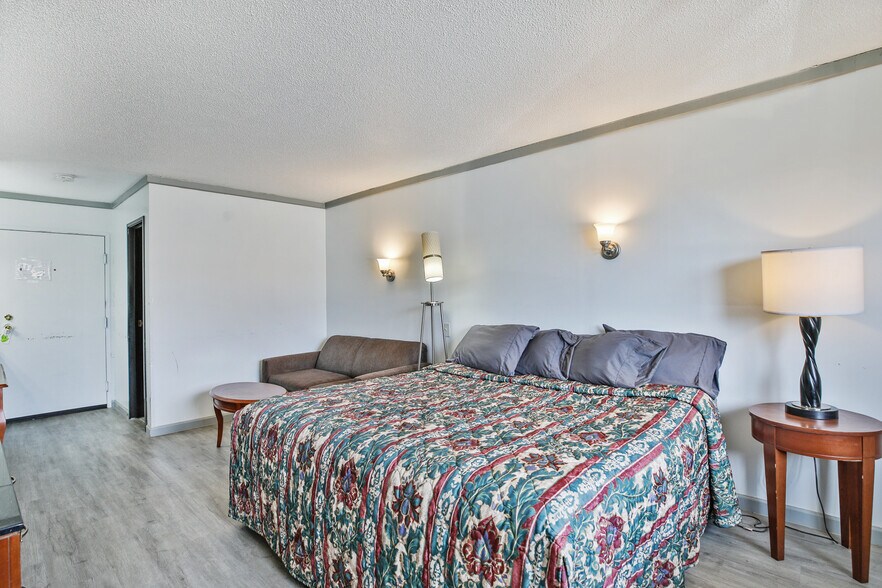 More Photos Of 2102 E Main St, Albert Lea Hotel For Sale