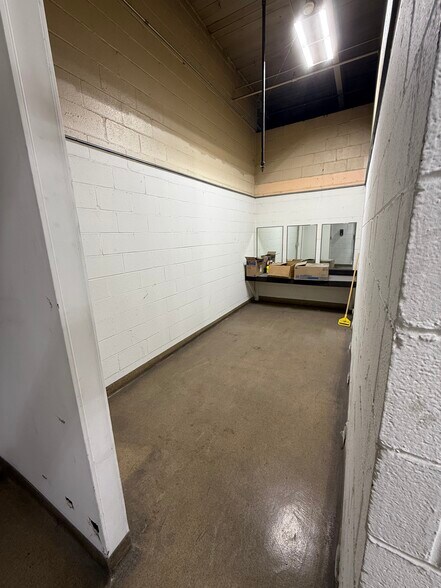 More Photos Of 220 E 14th Ave, North Kansas City Distribution For Lease