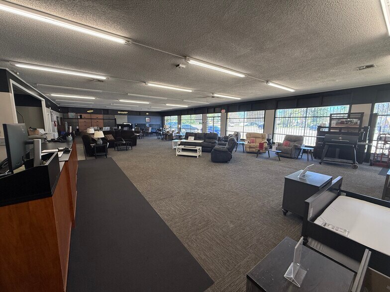 More Photos Of 1404 W Gentry Pky, Tyler Freestanding For Sale