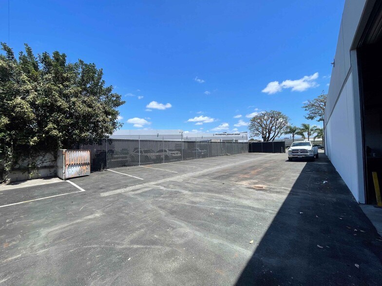 More Photos Of 13861 Seaboard Cir, Garden Grove Warehouse For Lease