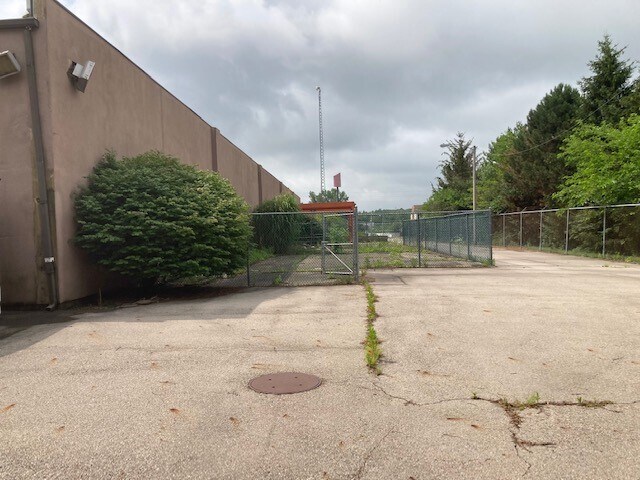 More Photos Of 110 Leffel Ln, Springfield Service For Lease