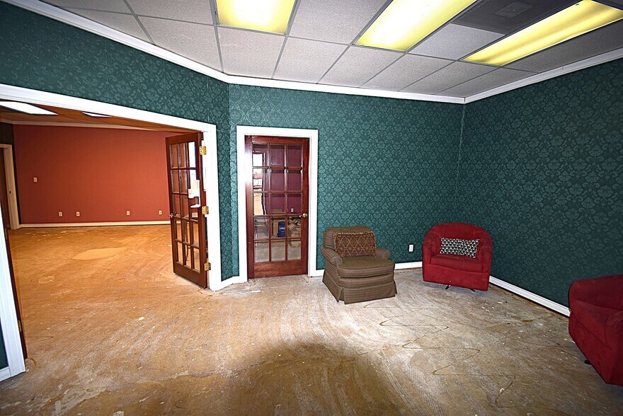 More Photos Of 1001 E Cedar Creek Pky, Seven Points Office For Sale