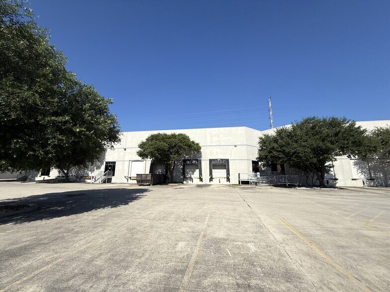 More Photos Of 5813 Distribution, San Antonio Warehouse For Lease