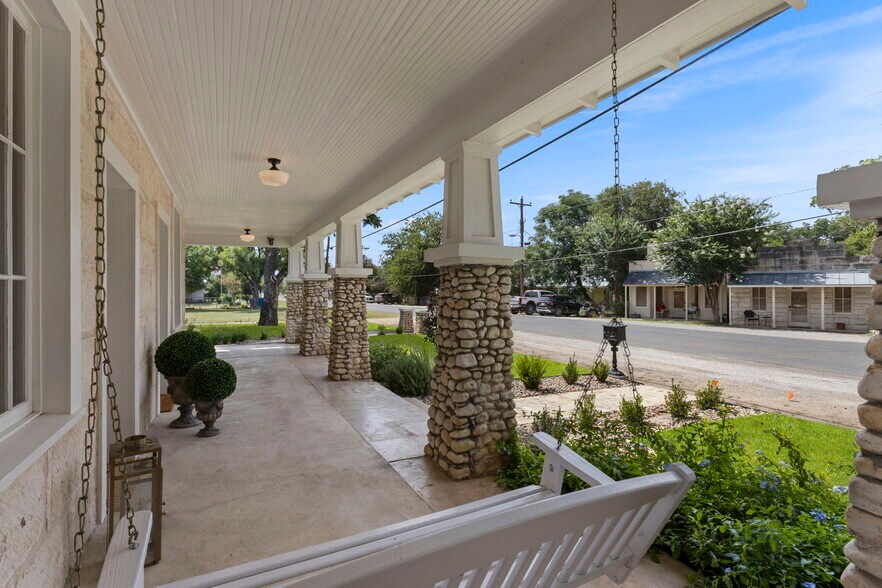 More Photos Of 824 High St, Comfort Winery Vineyard For Sale