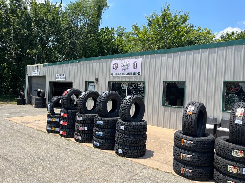 Primary Photo Of 711 S Mirick Ave, Denison Auto Repair For Sale