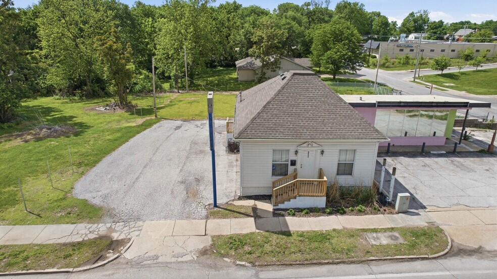 More Photos Of 307 E 23rd St S, Independence Office For Sale