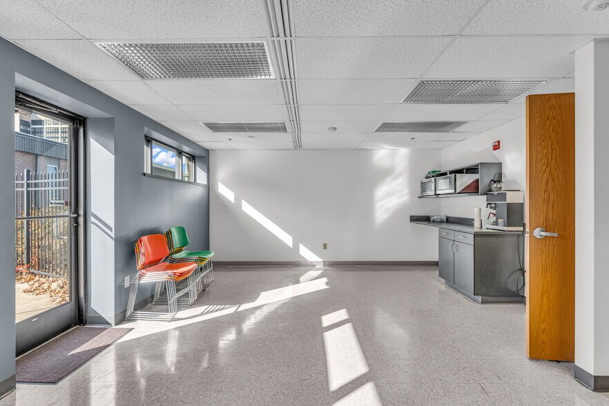 More Photos Of 400 SE Jefferson St, Topeka Flex For Sale