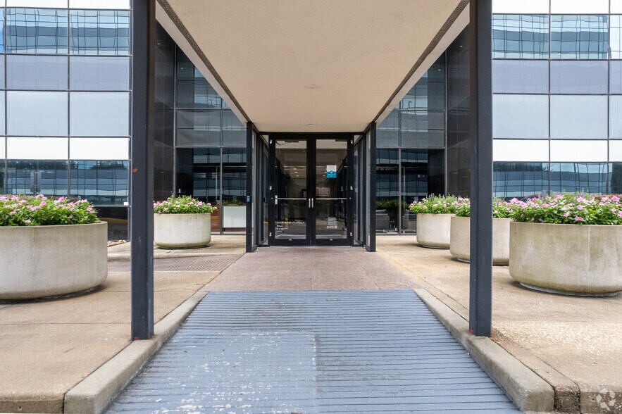 More Photos Of 1250 W Sam Houston Pky, Houston Office For Lease