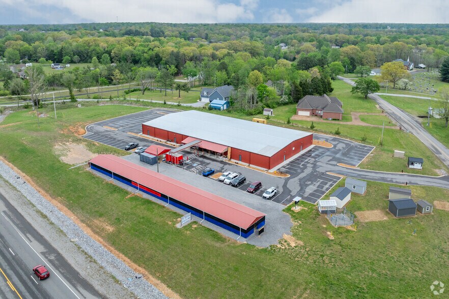 More Photos Of 2120 Old Highway 431 S, Greenbrier Freestanding For Sale