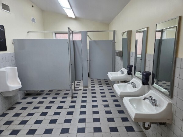 More Photos Of 6 Dexter Plz, Pearl River Warehouse For Lease