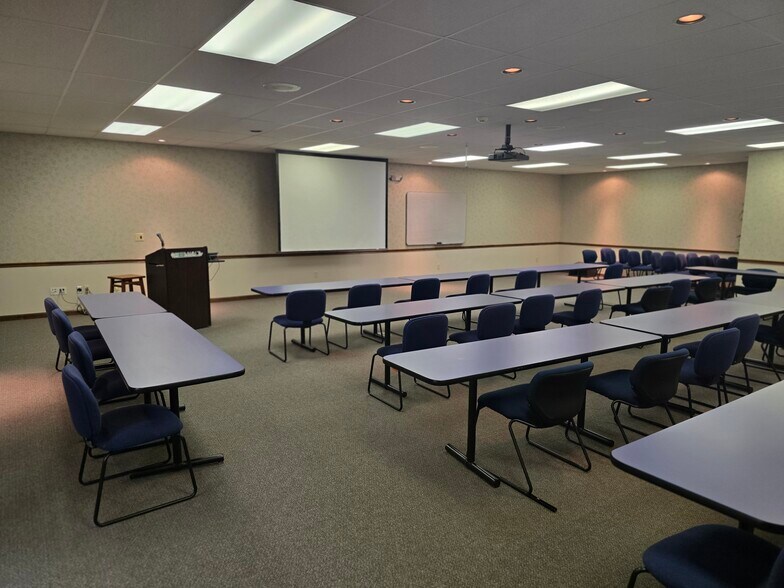 More Photos Of 5342 W Vermont St, Indianapolis Office For Sale