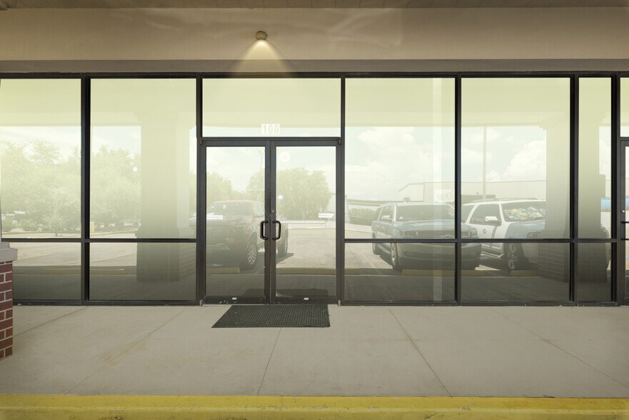 More Photos Of 301 Vista Rd, Pasadena Storefront For Lease