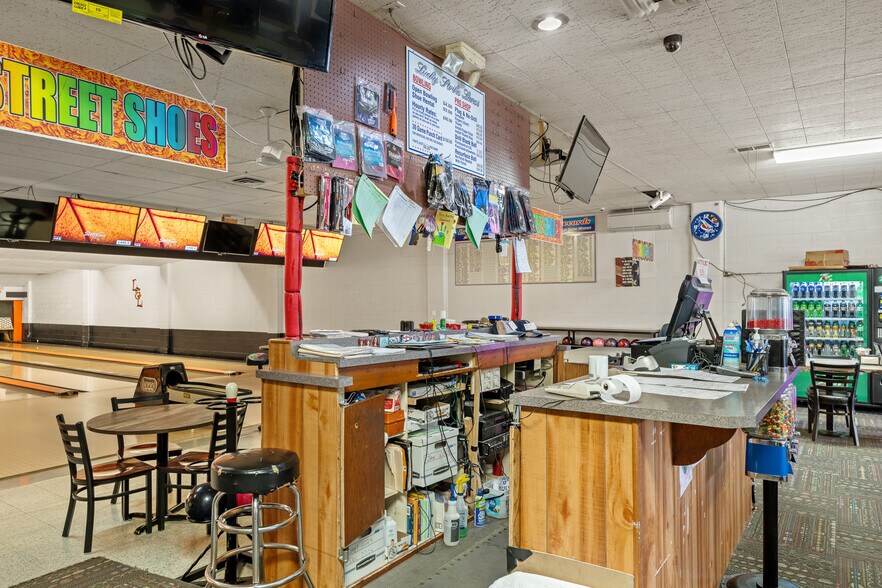 More Photos Of 412 Main St SW, Ronan Sports And Entertainment For Sale