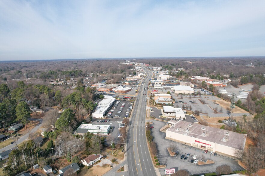 More Photos Of 2401-3 Battleground Ave, Greensboro Unknown For Lease