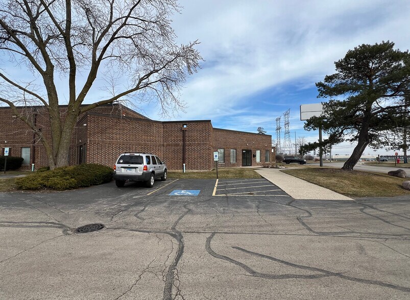 More Photos Of 1340-1400 E Higgins Rd, Elk Grove Village Warehouse For Lease
