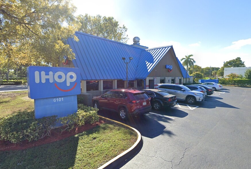 Primary Photo Of 6101 N University Dr, Fort Lauderdale Restaurant For Sale