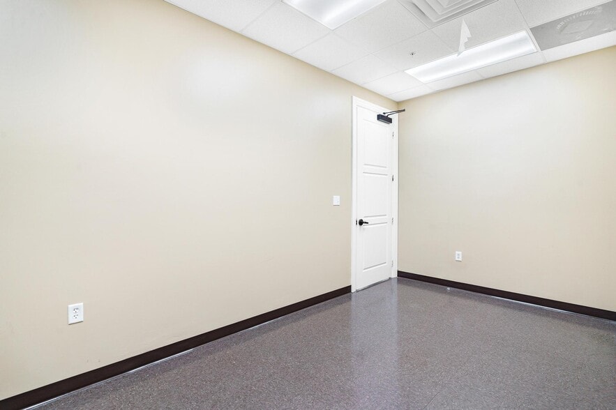 More Photos Of 1904 Thomas Ave, Leesburg Office For Sale