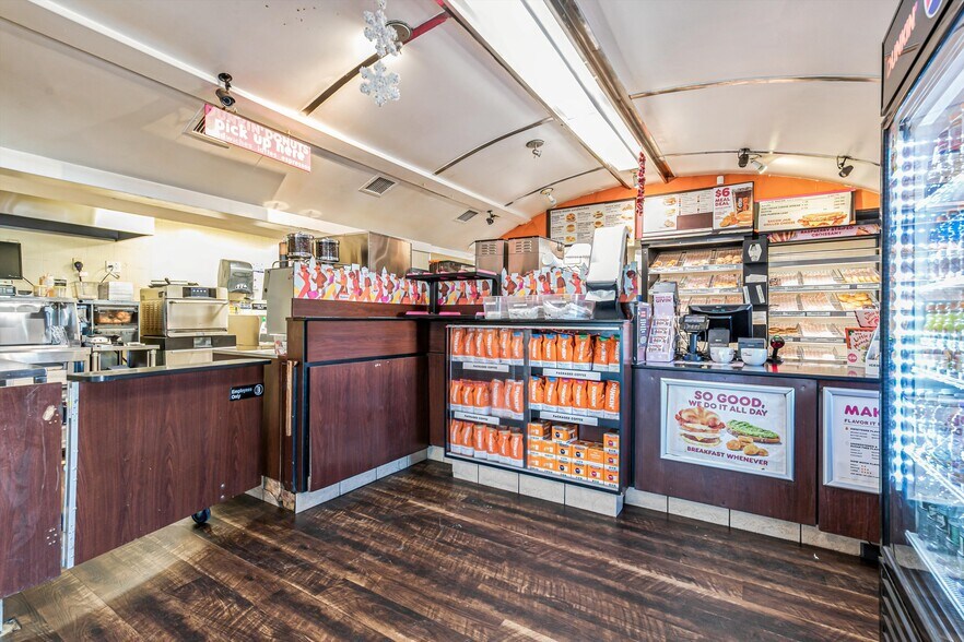 More Photos Of 20 County Road 39, Southampton Restaurant For Lease