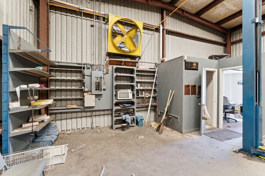 More Photos Of 11 W Magnolia St, Davenport Warehouse For Sale