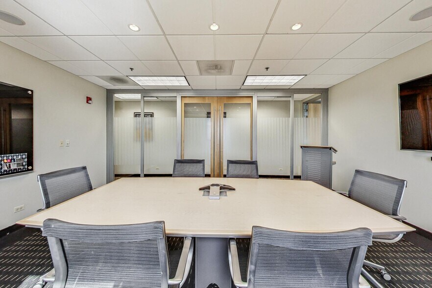 More Photos Of 10700 W Higgins Rd, Rosemont Loft Creative Space For Sale