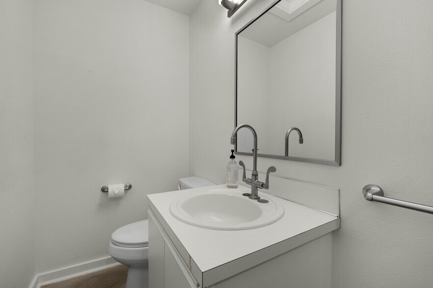 More Photos Of 809 S Holladay Dr, Seaside Showroom For Sale