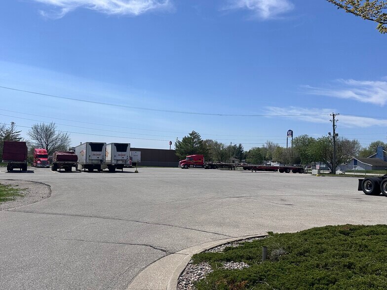 More Photos Of 5325 NE 14th St, Des Moines Showroom For Lease