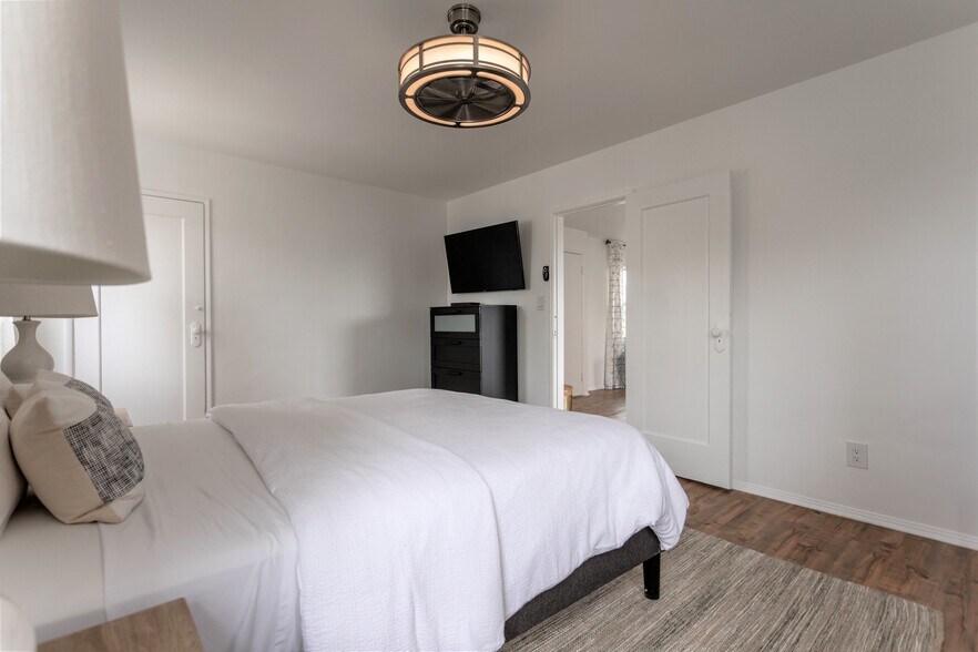 More Photos Of 20 Breeze Ave, Venice Apartments For Sale