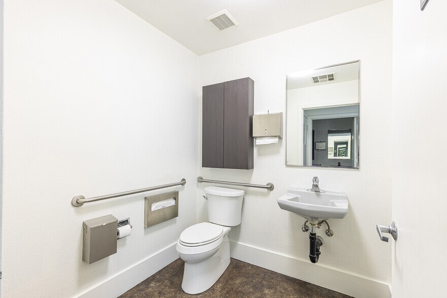 More Photos Of 7300 Healdsburg Ave, Sebastopol Office For Lease