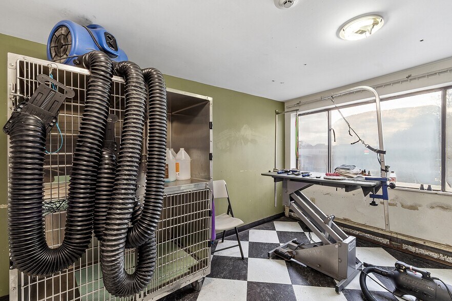 More Photos Of 489 Concord Ave, Cambridge Veterinarian Kennel For Sale