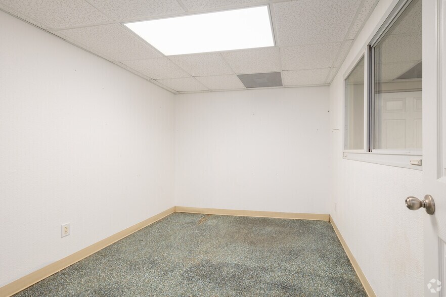 More Photos Of 236 Grove St S, Venice Freestanding For Sale