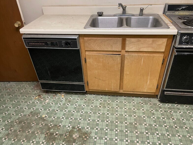 More Photos Of 1063 E Parkway South, Memphis Flex For Sale