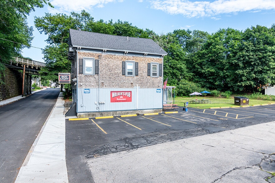 More Photos Of 104 Canal St, Blackstone Bar For Sale