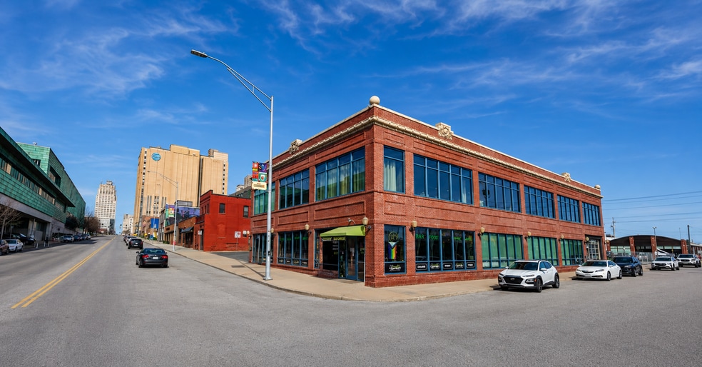 More Photos Of 1625-1627 Oak St, Kansas City Storefront Retail Office For Lease