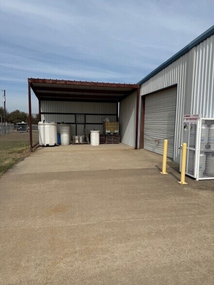 More Photos Of 103 Industrial Dr, Waxahachie Warehouse For Lease