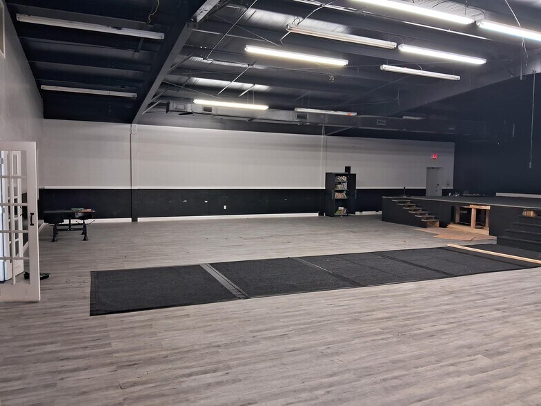 More Photos Of 1038 Aeronautical Dr, Kissimmee General Retail For Lease