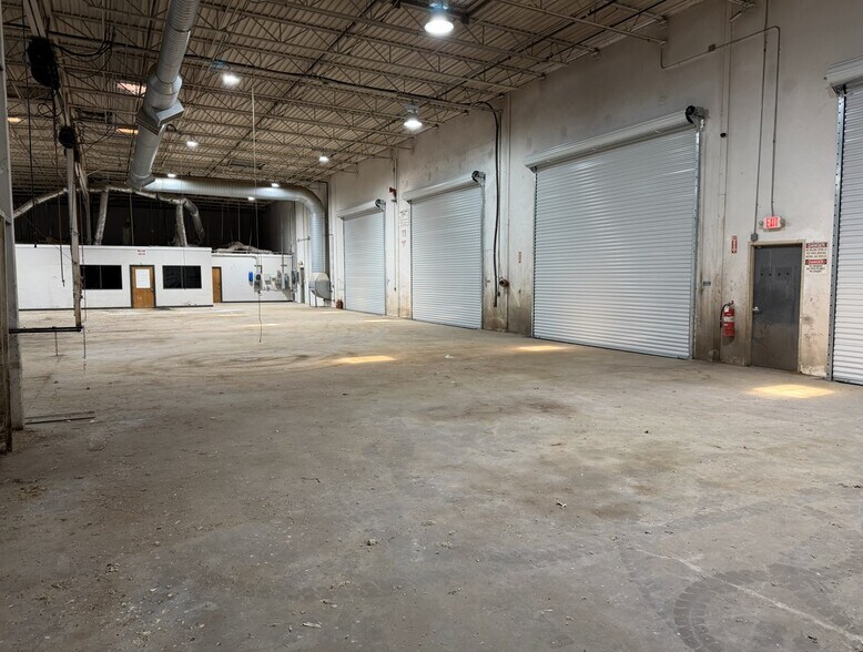 More Photos Of 4901 Parker Henderson Rd, Fort Worth Warehouse For Lease