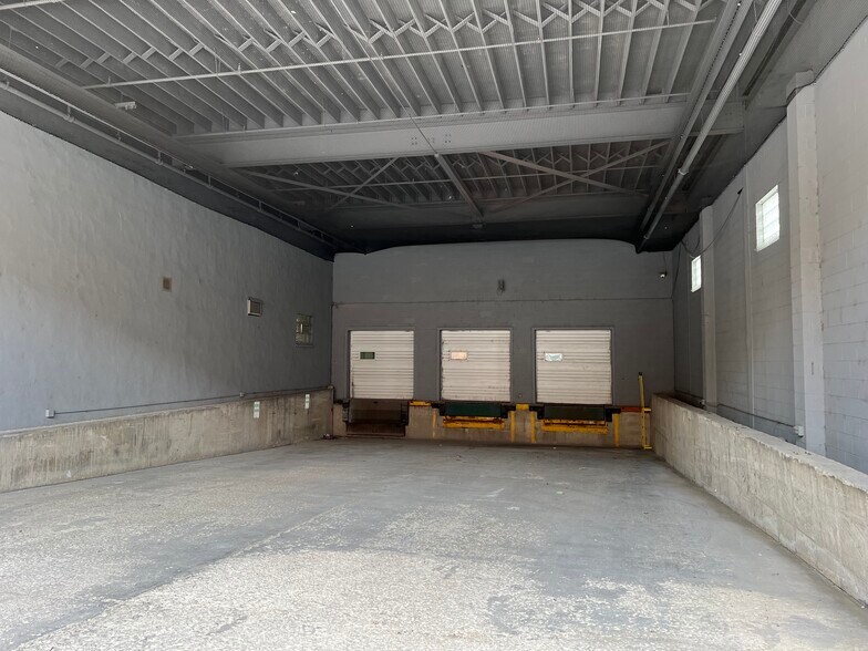 More Photos Of 1100-1114 W Monroe St, Chicago Showroom For Lease