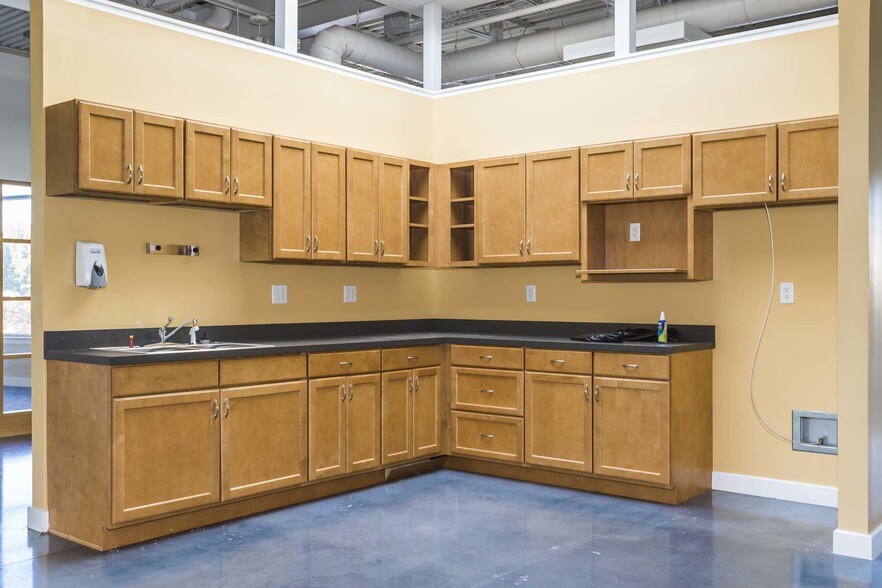 More Photos Of 900 Spring St, Jeffersonville Medical For Lease