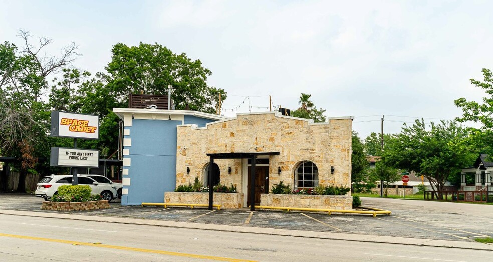 Primary Photo Of 4002 N Main St, Houston Restaurant For Sale