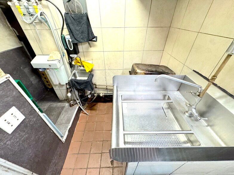 More Photos Of 128 Metropolitan Ave, Brooklyn Restaurant For Lease