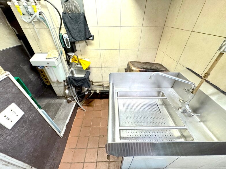 More Photos Of 128 Metropolitan Ave, Brooklyn Restaurant For Lease
