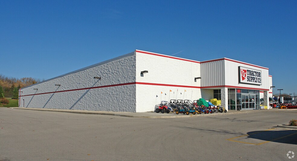 More Photos Of 1901 S Milwaukee Ave, Burlington Unknown For Lease