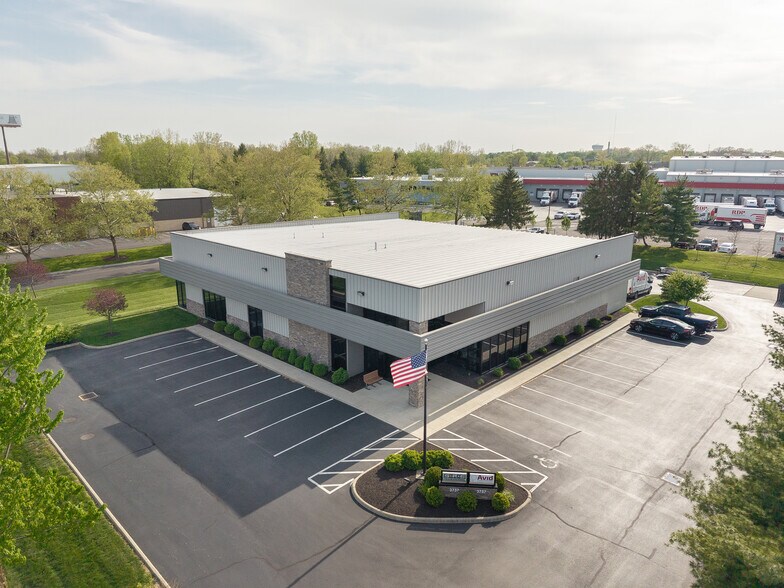 Primary Photo Of 3737-3757 Parkway Ln, Hilliard Showroom For Lease