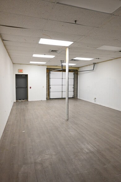 More Photos Of 25 Meadow Rd, Windsor Showroom For Lease