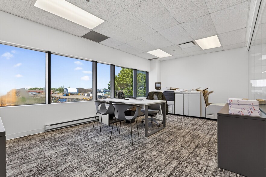 More Photos Of 30 Rue Montrose, Dollard-des-Ormeaux Warehouse For Sale