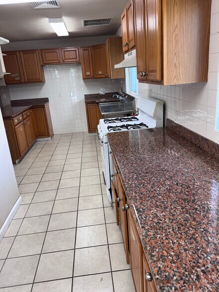 More Photos Of 1640 S King St, Honolulu Office Residential For Sale