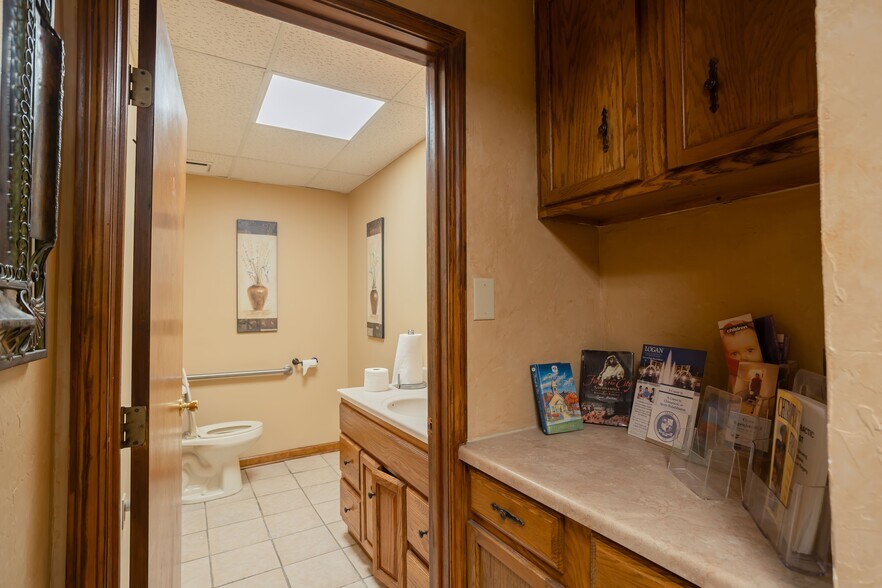 More Photos Of 520 E 8th St, Anderson Office For Lease