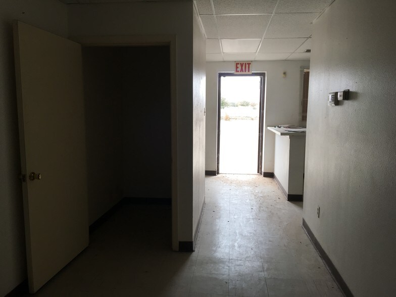 More Photos Of 200 O T Smith Rd, Tornillo Warehouse For Sale